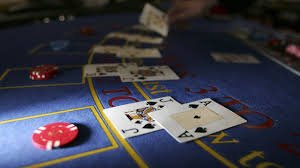 Antarmuka aplikasi mobile asian 4d menampilkan permainan slot dan meja dealer