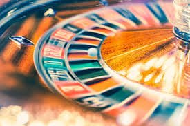 Studio meja live blackjack asian 4d dengan dealer dan kamera multi-sudut